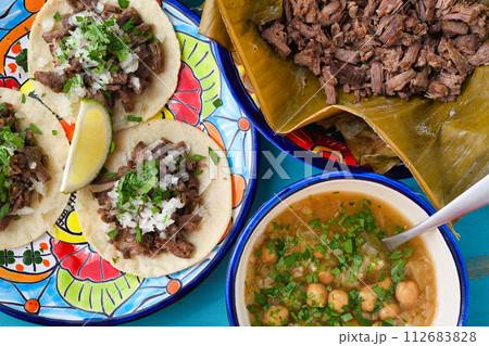 バルバコアの牛肉のタコスと牛肉のバルバコアとバルバコアのコンソメ 112683828