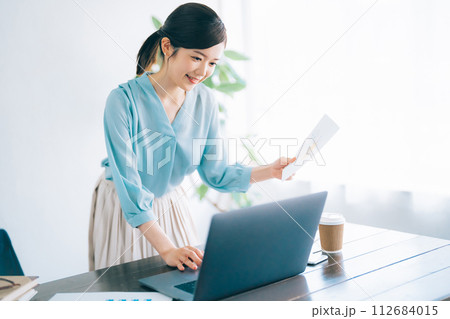 若いビジネスウーマン 112684015