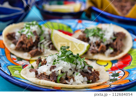 バルバコアの牛肉のタコス　Tacos de barbacoa de res 112684054