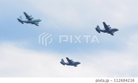 航空自衛隊C-130ハーキュリーズ編隊飛行 112684216