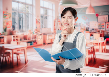 笑顔で仕事をする保育士 笑顔で仕事をする保育士 112684393