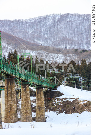 雪景色に悠々と佇む上越線の歴史を感じるレンガ橋梁 雪景色に悠々と佇む上越線の歴史を感じるレンガ橋梁 112684618