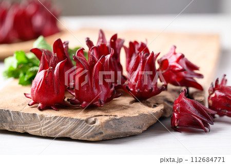 Fresh roselle (Hibiscus sabdariffa), Herbal plant, ingredient in beverage Fresh roselle (Hibiscus sabdariffa), Herbal plant, ingredient in beverage 112684771