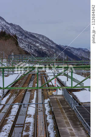 冬のJR上越線の土樽駅の風景 冬のJR上越線の土樽駅の風景 112684842