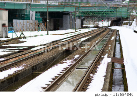冬のJR上越線の土樽駅の風景 冬のJR上越線の土樽駅の風景 112684846
