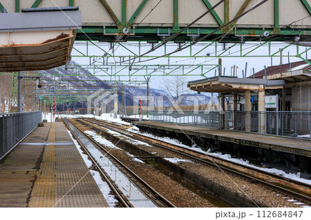 冬のJR上越線の土樽駅の風景 冬のJR上越線の土樽駅の風景 112684847