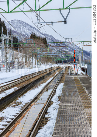 冬のJR上越線の土樽駅の風景 冬のJR上越線の土樽駅の風景 112684852