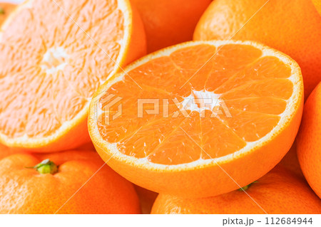 食べ頃の温州みかん 112684944