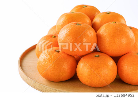 食べ頃の温州みかん 112684952