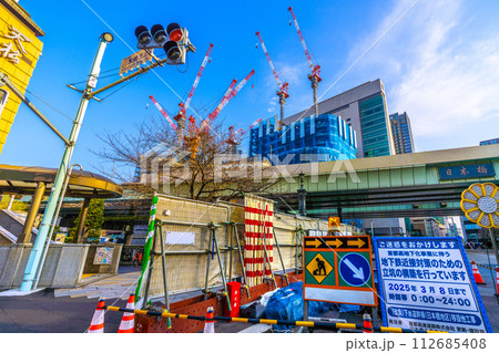 日本の東京都市景観 日本橋一丁目の再開発事業や首都高地下化事業に伴う事前工事などを望む＝3月17日 112685408