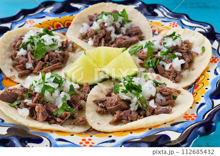 バルバコアの牛肉のタコス　Tacos de barbacoa de res 112685432