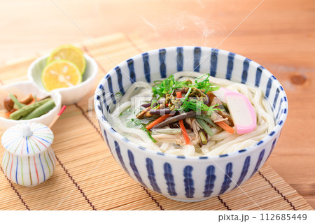 山菜うどん(春の食材をふんだんに使用) 山菜うどん(春の食材をふんだんに使用) 112685449