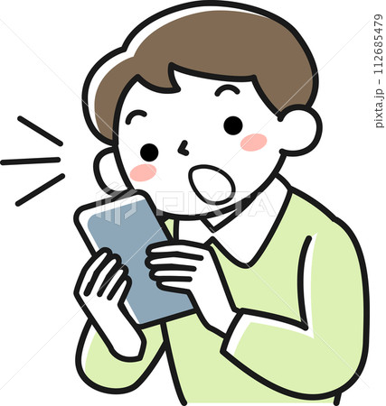 スマホを見て驚く男の子の上半身 スマホを見て驚く男の子の上半身 112685479