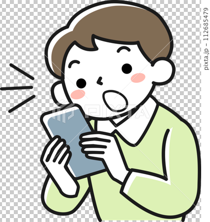 スマホを見て驚く男の子の上半身 スマホを見て驚く男の子の上半身 112685479