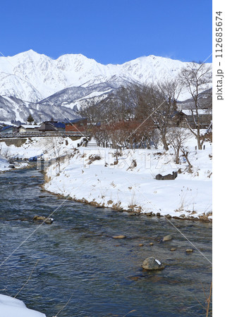 白馬村　雪景色の大出公園と北アルプス 112685674