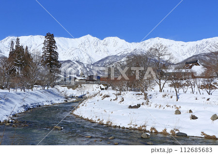 白馬村 雪景色の大出公園と北アルプス 白馬村 雪景色の大出公園と北アルプス 112685683