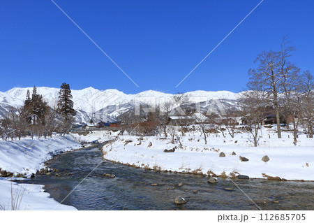 白馬村　雪景色の大出公園と北アルプス 112685705
