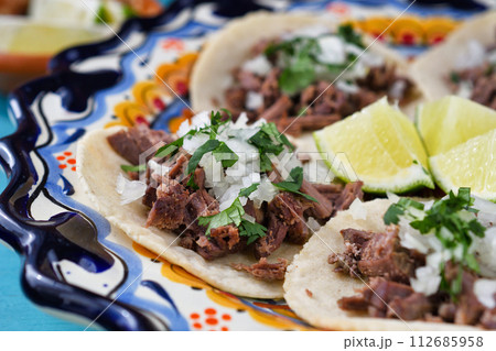 バルバコアの牛肉のタコス　Tacos de barbacoa de res 112685958