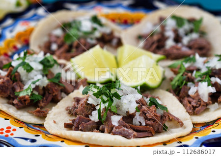 バルバコアの牛肉のタコス　Tacos de barbacoa de res 112686017