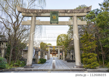 京都 晴明神社 一の鳥居に掲げられた五芒星(晴明桔梗) 京都 晴明神社 一の鳥居に掲げられた五芒星(晴明桔梗) 112686035