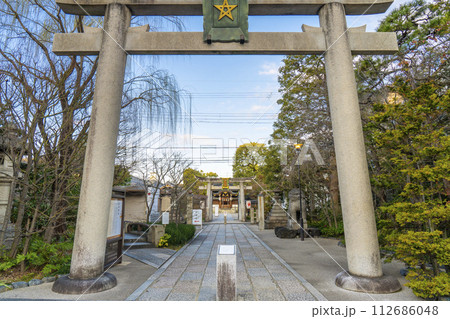 京都　晴明神社　一の鳥居に掲げられた五芒星（晴明桔梗） 112686048