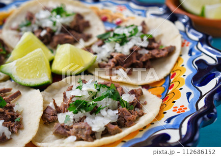 バルバコアの牛肉のタコス　Tacos de barbacoa de res 112686152