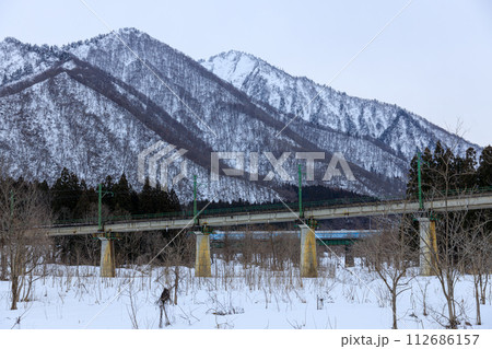 冬景色の鉄橋の風景 112686157