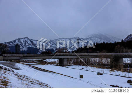 冬景色の鉄橋の風景 112686169