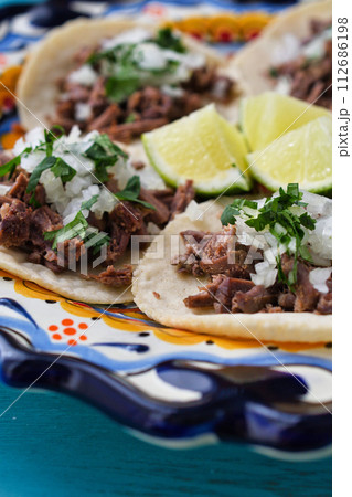 バルバコアの牛肉のタコス　Tacos de barbacoa de res 112686198