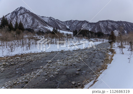 新潟県湯沢町の雪景色 新潟県湯沢町の雪景色 112686319