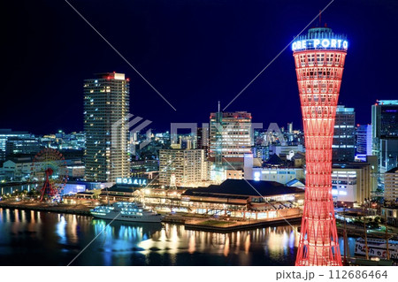 神戸市、神戸ポートタワーと神戸ハーバーランドの夜景 112686464