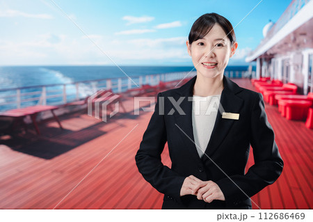 クルーズ船で乗船客を迎える女性船員 112686469