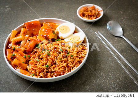 Korean instant noodles with Korean rice cake and fish cake and boiled egg 112686561