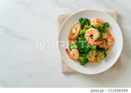 stir-fried broccoli with shrimps 112686569