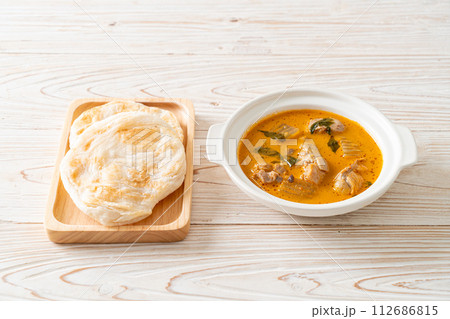 Chicken curry soup with roti 112686815