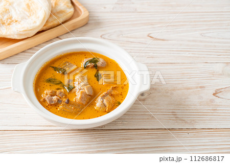 Chicken curry soup with roti 112686817