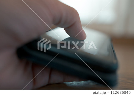 スマホを親指でタッチ スマホを親指でタッチ 112686840