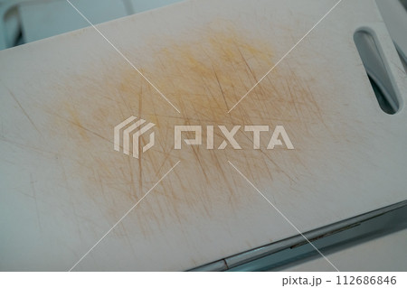 プラスチックのまな板の黄ばみ 112686846