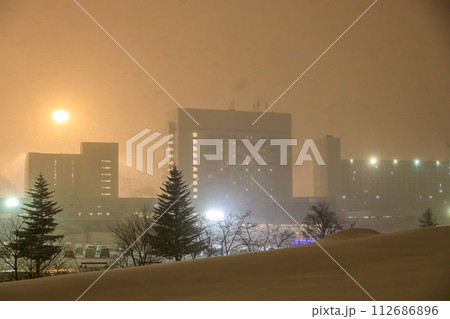 吹雪の中にの苗場の夜の風景 112686896