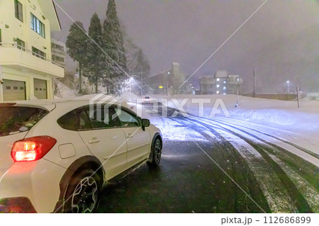 吹雪の中にの苗場の夜の風景 吹雪の中にの苗場の夜の風景 112686899