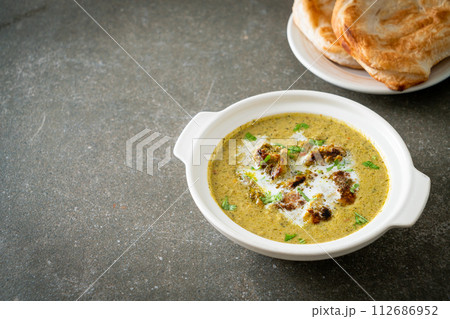 Afghani chicken in green masala curry or Hariyali tikka chicken hara masala with roti or naan bread 112686952