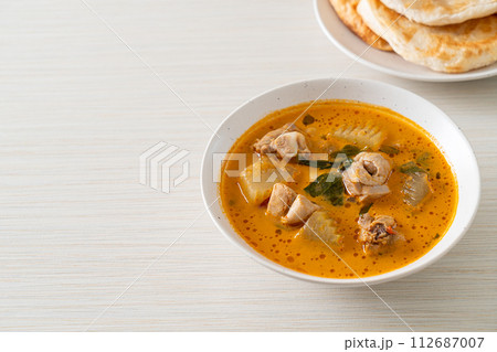 Chicken curry soup with roti 112687007