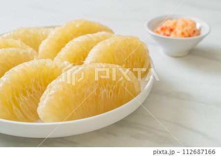 Fresh peeled pomelo, grapefruit or shaddock Fresh peeled pomelo, grapefruit or shaddock 112687166