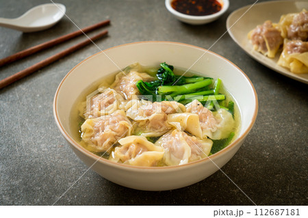 pork wonton soup or pork dumplings soup with vegetable 112687181