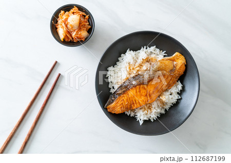 Grilled Salmon with Soy Sauce Rice Bowl 112687199