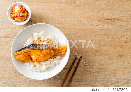 Grilled Salmon with Soy Sauce Rice Bowl 112687203