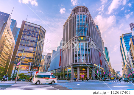 日本の東京都市景観 日本橋北詰の交差点をサイレンを鳴らし、安全確認をしながら緊急走行する救急車 日本の東京都市景観 日本橋北詰の交差点をサイレンを鳴らし、安全確認をしながら緊急走行する救急車 112687403