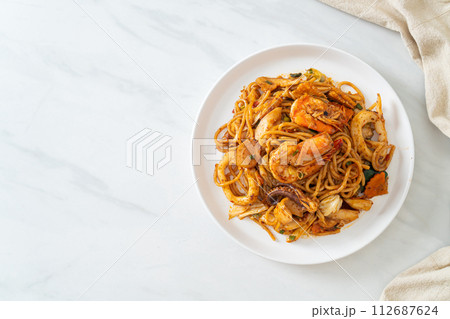 stir fried Tom Yum seafood dried spaghetti 112687624