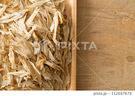 dried small crispy fish 112687678
