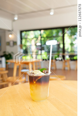 lemon with black coffee in glass 112687878